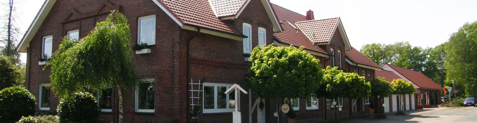 Außenansicht der Ferienwohnungen Land & Stil mit gepflegter Gartenanlage